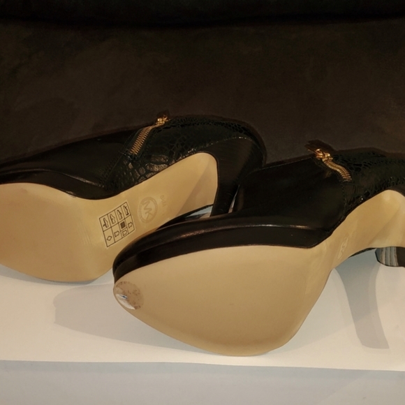 🎉HP🎉 Michael Kors black platform ankle boots.Sz 8.5. NWOT.  Leather-gold trim - Picture 6 of 10